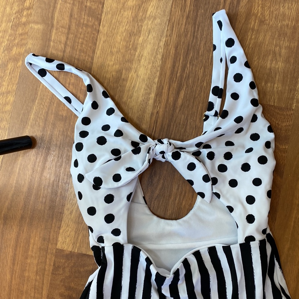 Cut out swimsuit - Picture 2 of 3